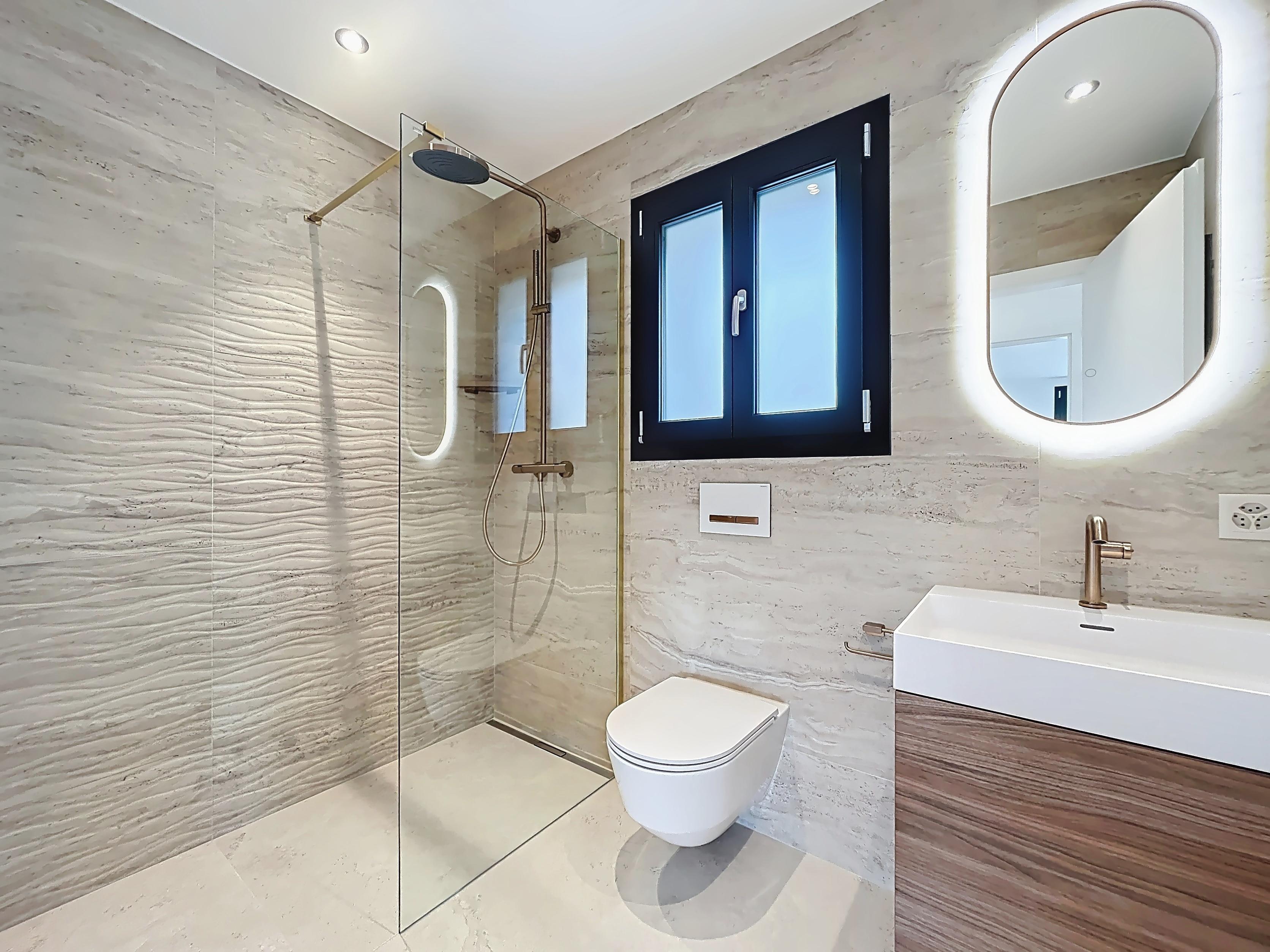 Douche à l'italienne avec paroi vitrée, faïence à relief ondulé et grands formats effet travertin
