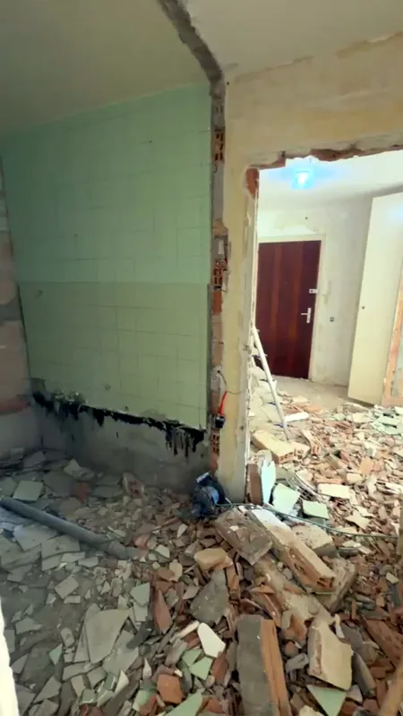 Ancien carrelage vert de la salle de bain en cours de démolition