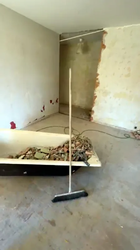 Baignoire remplie de gravats pendant la démolition