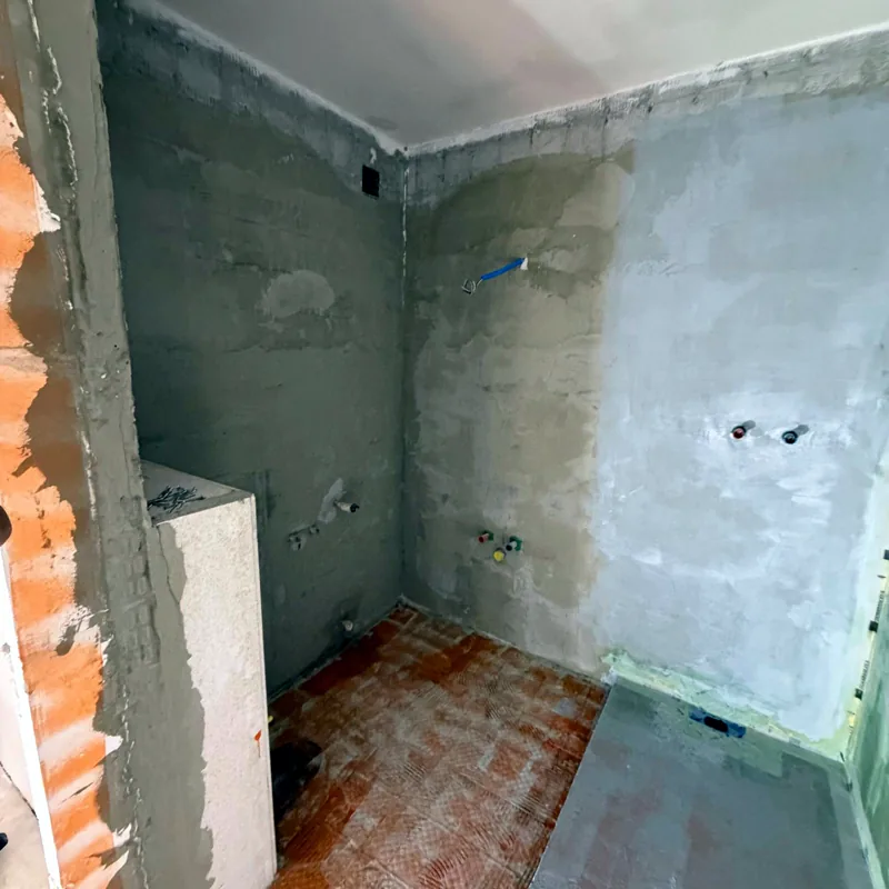 Murs de la salle de bain démolis jusqu'à la brique