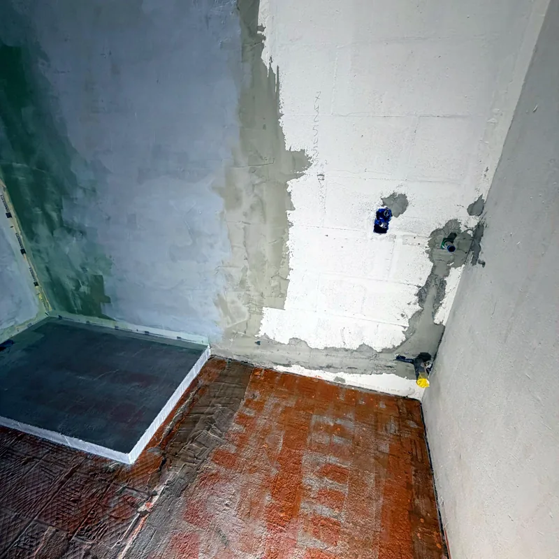 Salle de bain démolie, sol préparé avant le carrelage