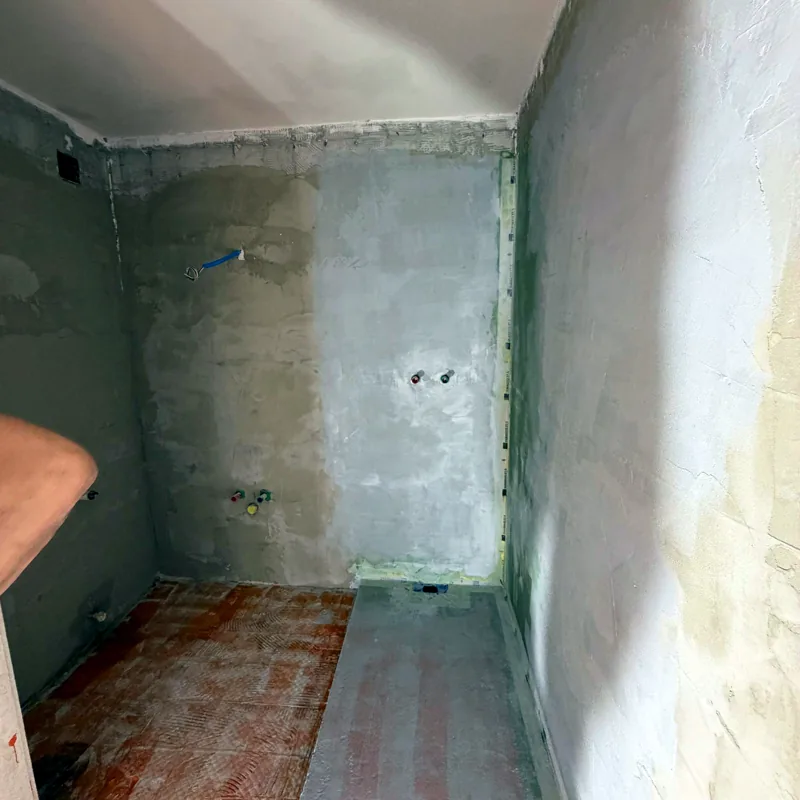Salle de bain mise à nu, arrivées d'eau en attente