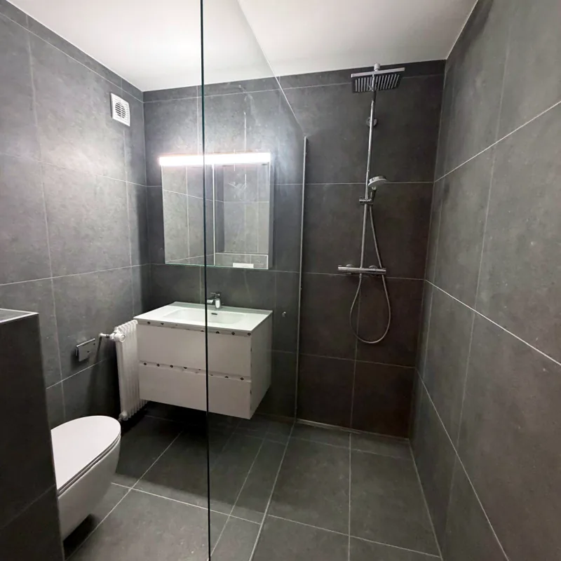 Salle de bain terminée, carrelage grand format