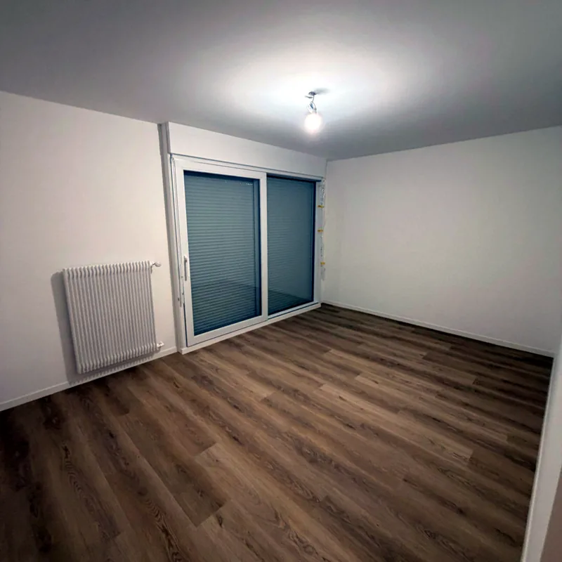 Séjour lumineux, sol effet bois neuf