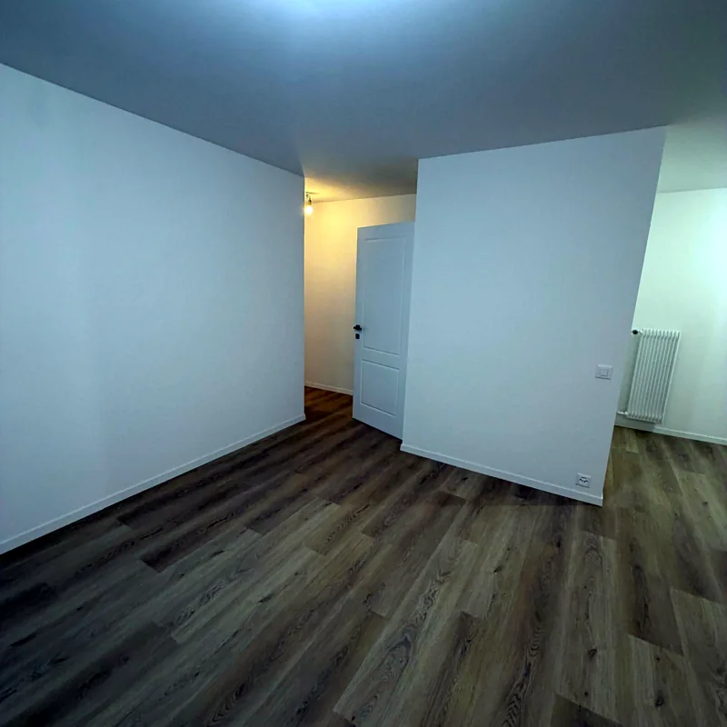 Séjour rénové, murs et plafond blancs