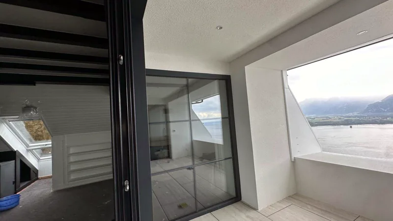 Balcon créé dans le salon, grandes baies vitrées, Glion