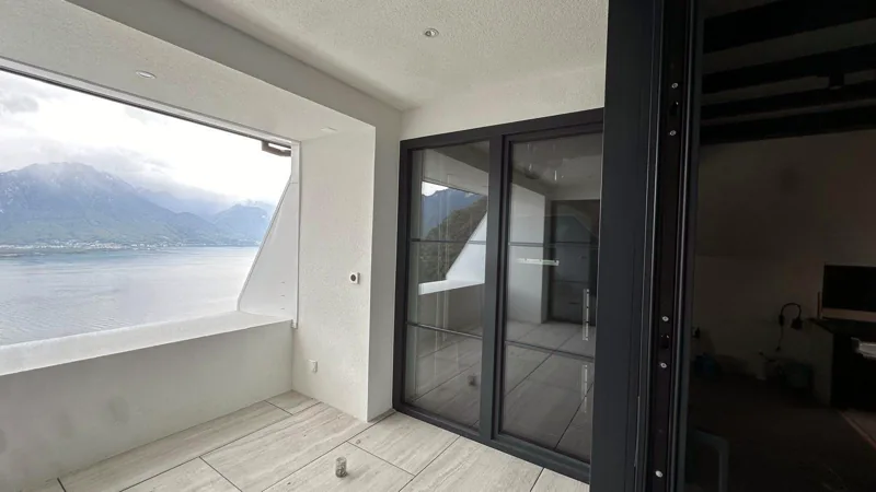 Balcon créé dans le salon, vue sur le lac, Glion