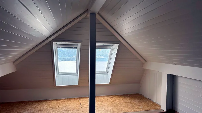 Combles aux lambris repeints en blanc