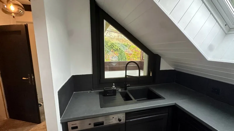 Cuisine repeinte sous les combles
