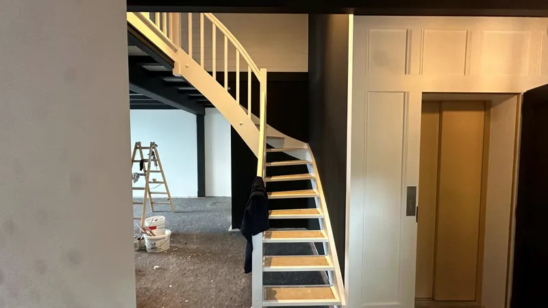 Escalier et boiseries repeints
