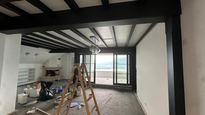 Plafond et poutres repeints