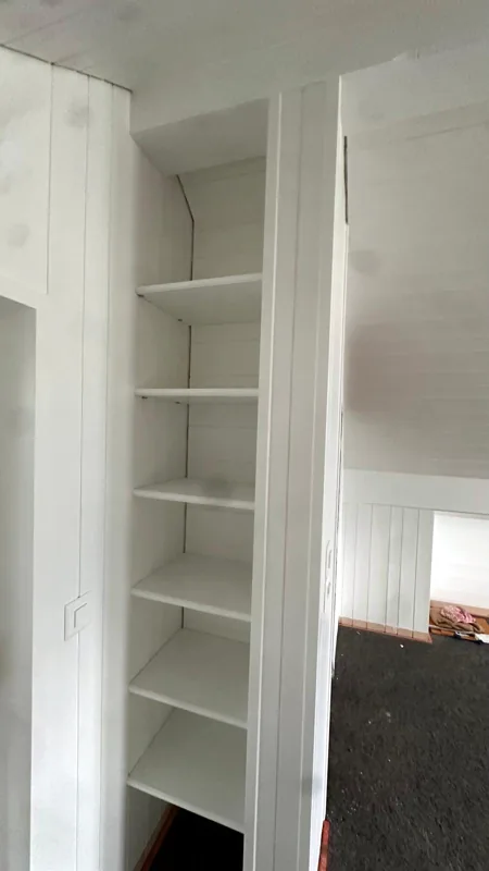 Rangement sur mesure repeint