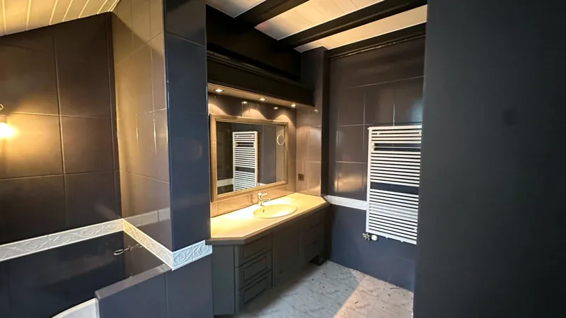 Salle de bain, boiseries sombres