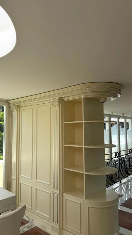 Armoire et étagères arrondies