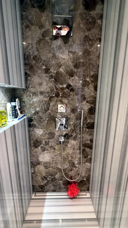 Douche habillée de pierre sombre