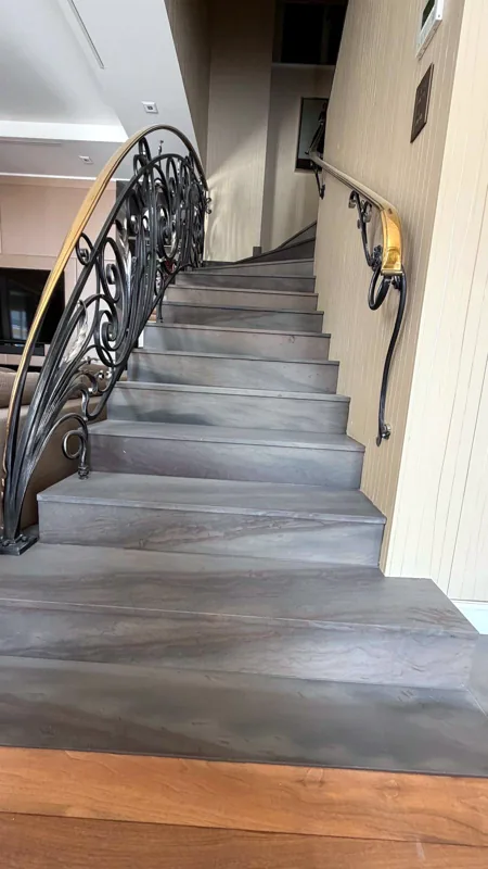Escalier, marches habillées de gris