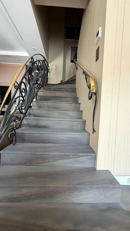 Escalier rénové, rampe en fer forgé