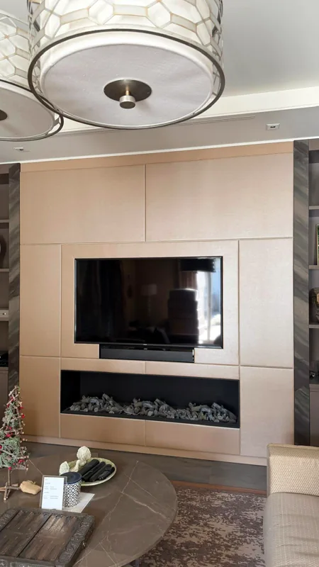 Mur de séjour avec télévision et cheminée