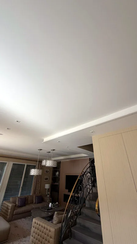 Plafond à gorge lumineuse