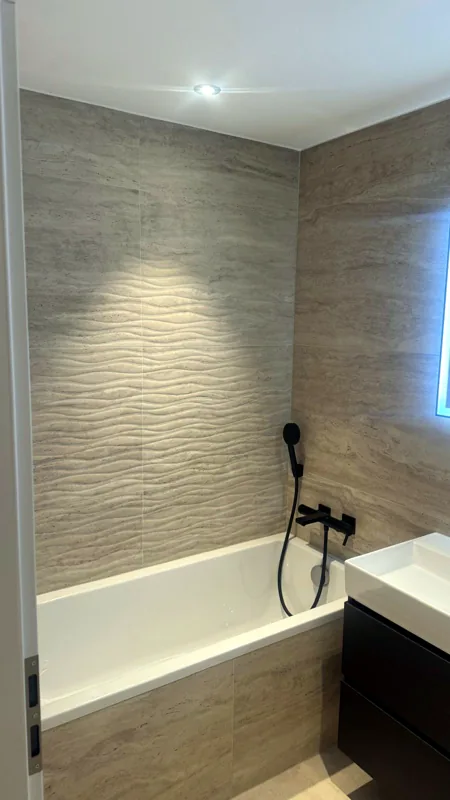 Baignoire encastrée et mur en relief