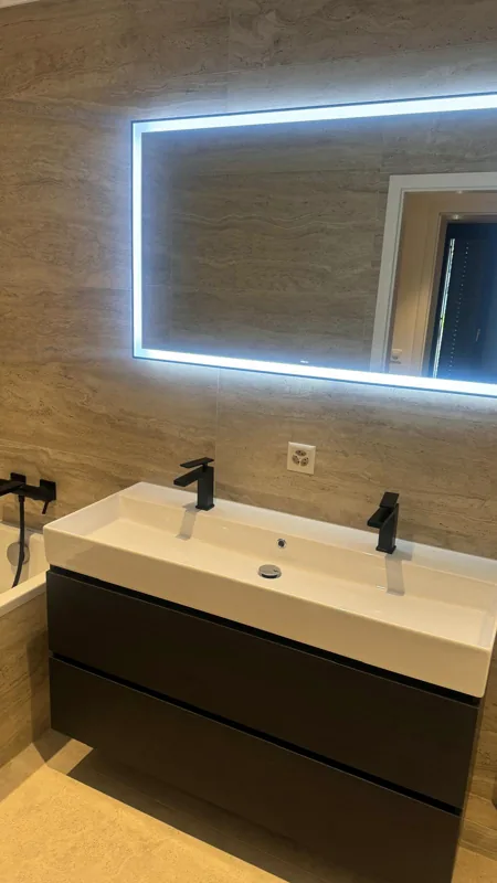 Double vasque et miroir rétroéclairé