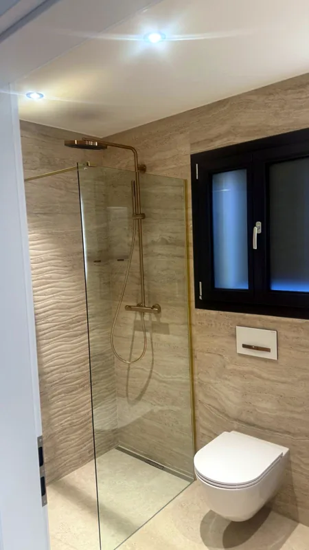 Douche à l'italienne et WC suspendu