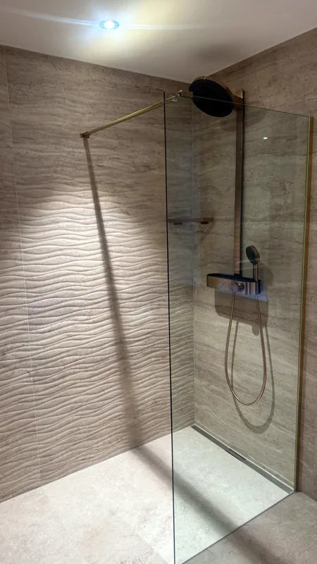 Douche à l'italienne, mur en relief
