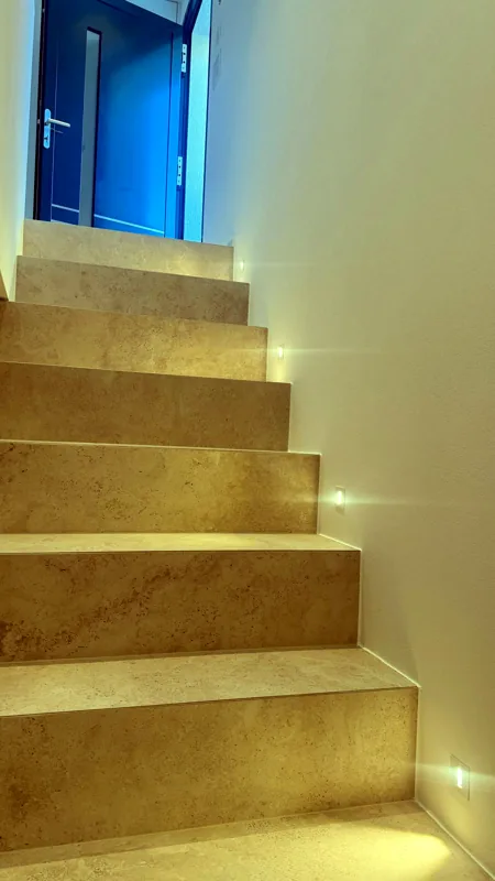 Escalier habillé, éclairage intégré aux marches