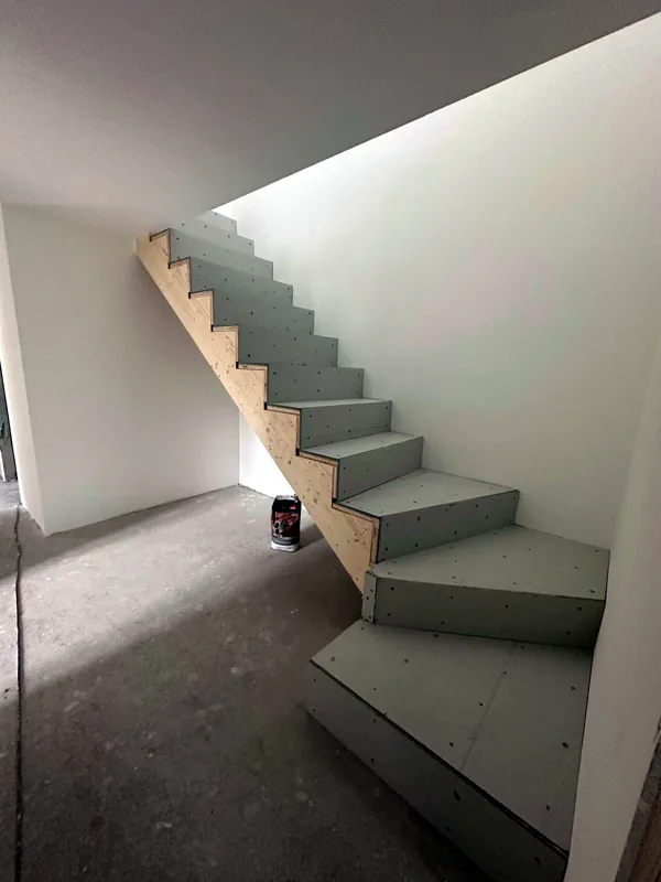 Nouvel escalier brut, avant finitions