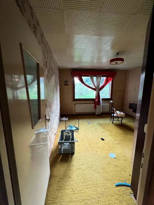 Pièce avant travaux, ancienne moquette