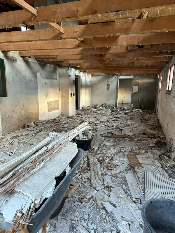Plancher ouvert jusqu'aux solives