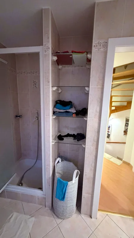 Ancienne douche et rangements