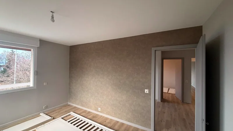 Chambre, revêtement mural texturé
