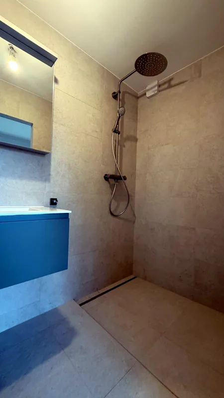 Douche à l'italienne, pommeau de plafond