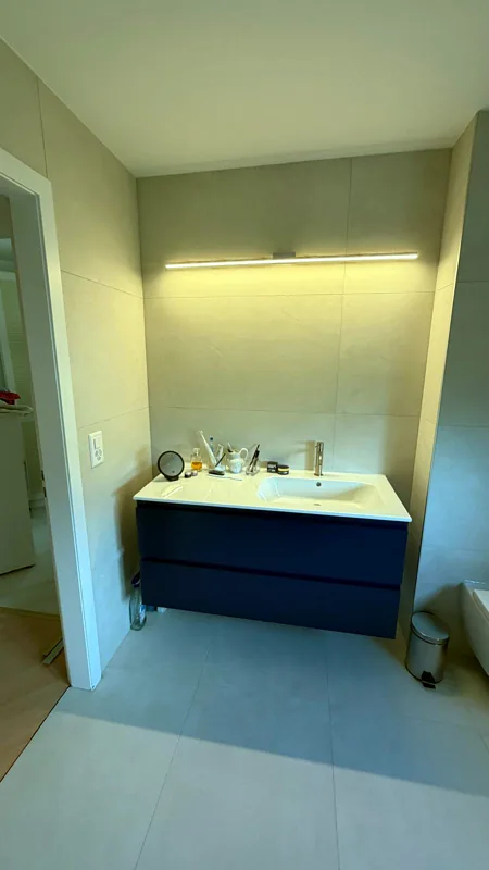 Meuble vasque bleu et éclairage indirect