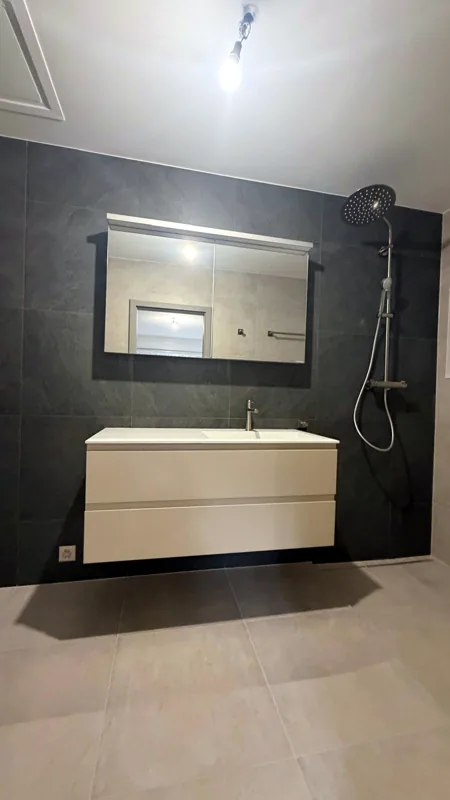 Meuble vasque clair et douche