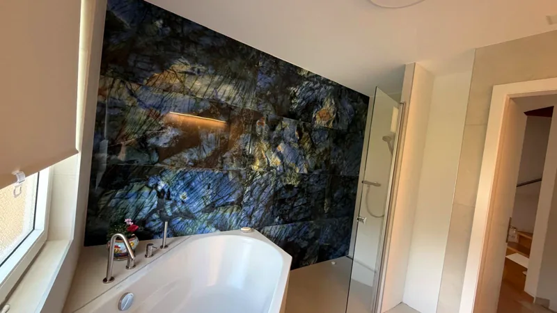 Mur effet pierre au-dessus de la baignoire