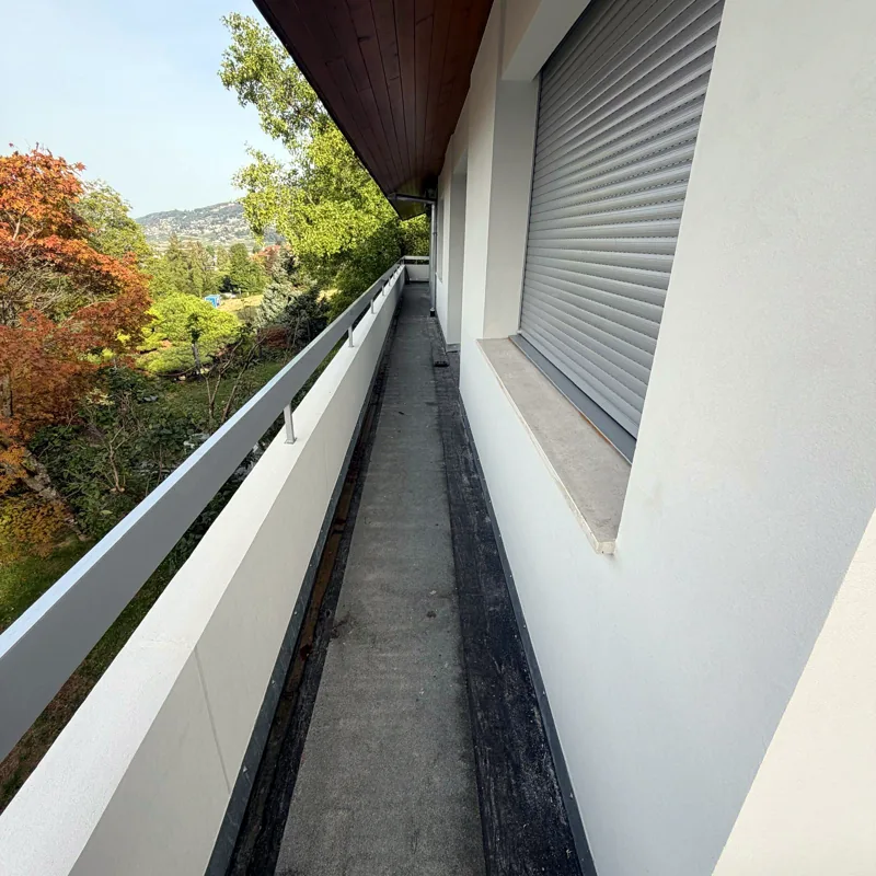 Pose des carreaux le long de la façade