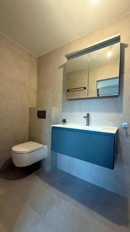 Salle de bain au meuble bleu canard
