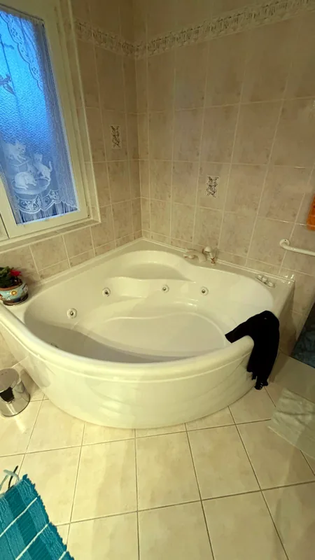 Salle de bain principale avant : baignoire d'angle d'origine