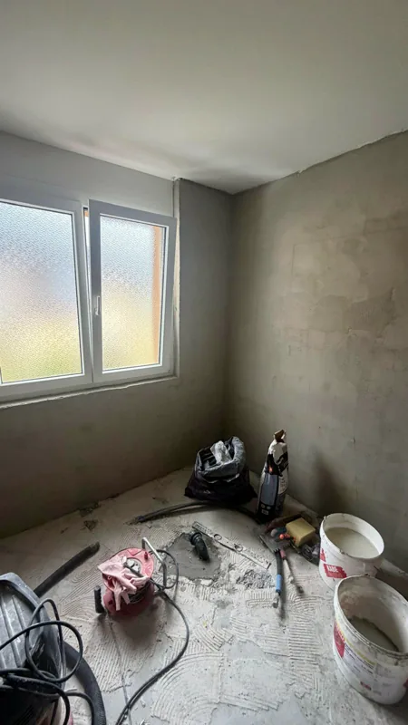 Salle de bain vidée jusqu'aux murs