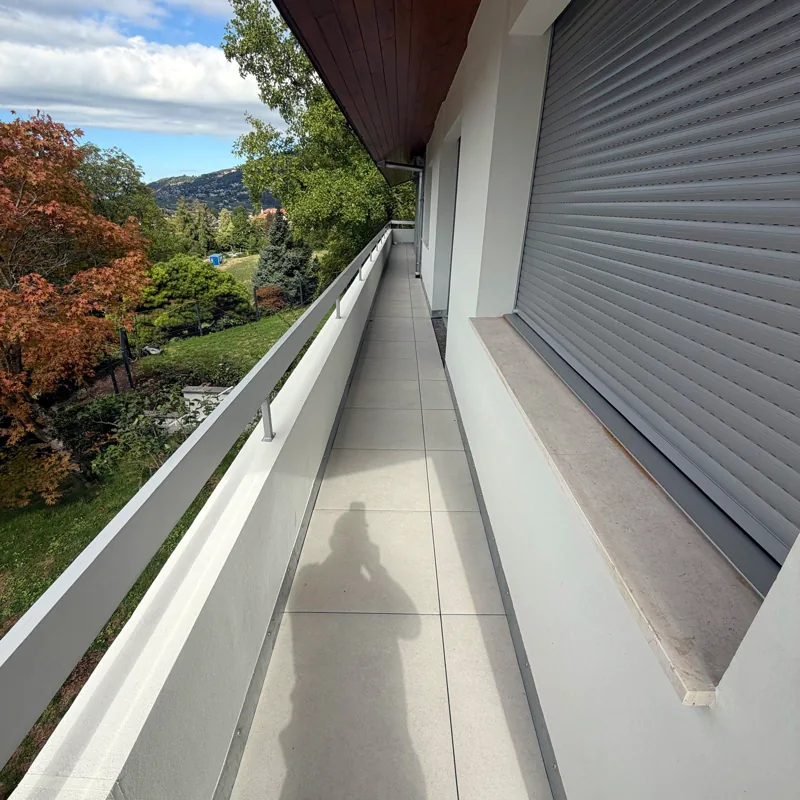 Terrasse le long de la façade