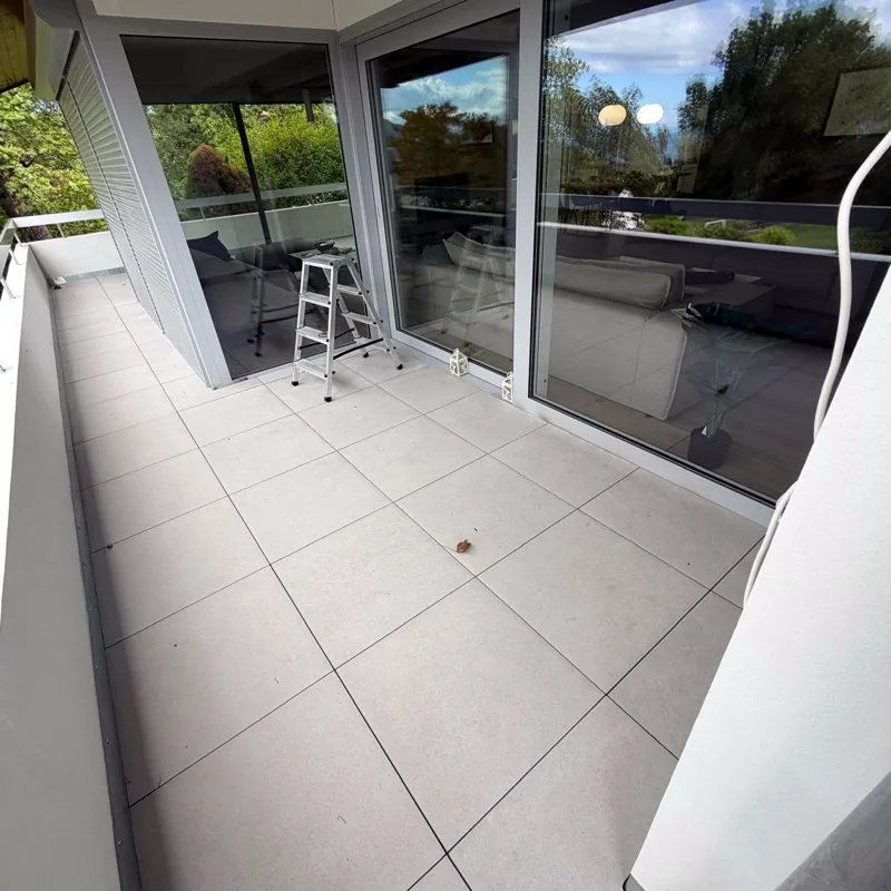 Terrasse terminée en grands carreaux