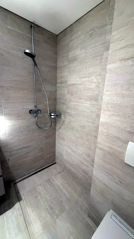 Douche derrière une paroi vitrée