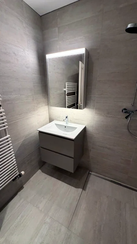 Meuble vasque et miroir éclairé