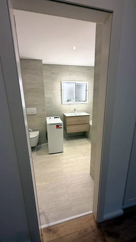 Salle de bain vue depuis le couloir