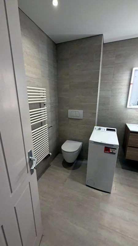Salle de bain, WC suspendu et radiateur