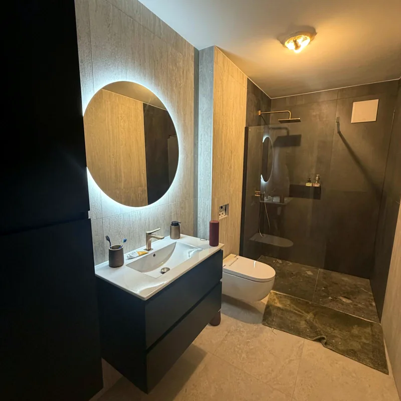 Douche, meuble vasque et miroir rond