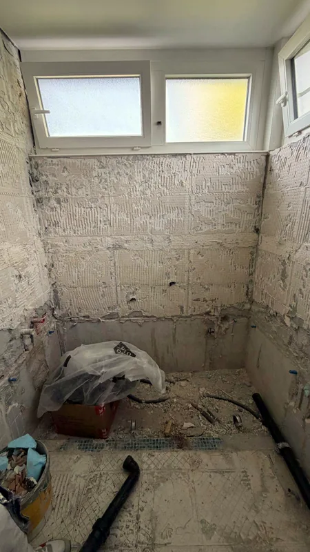 Avant : pièce vidée jusqu'aux murs