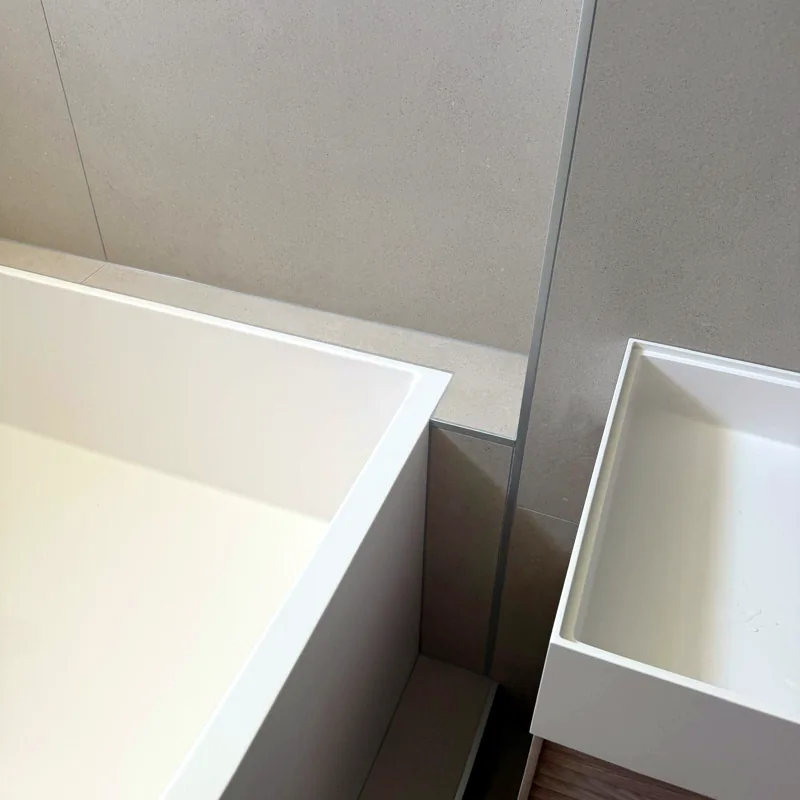 Baignoire et vasque, lignes droites
